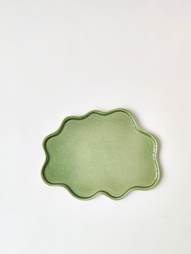 Vihreän sävyinen Pieni Pilvi-lautanen Munkaa Design keramiikkabrändiltä.
